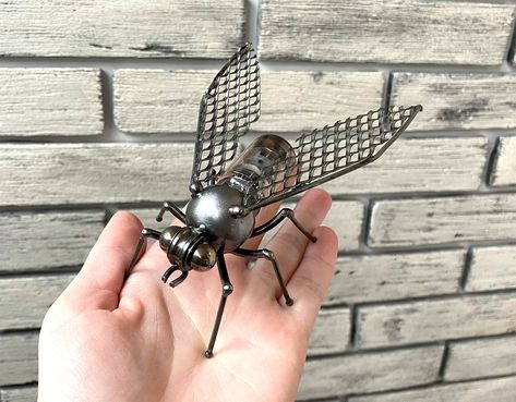 Fly Sculpture, Steampunk Insects, Metal Sculpture Art, Welding Techniques, Filament Lamp, Sculpture Metal, Metal Art Welded, Metal Art Sculpture, Incandescent Lamp