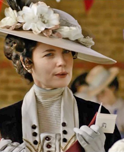 Lady Grantham attends the annual Downton Flower Show, summer 1913. Downton Abbey Fashion Inspiration, Downton Abbey Cora, Lady Grantham, 1912 Fashion, History Bounding, Elizabeth Mcgovern, Edwardian Hat, Downton Abbey Fashion, Downton Abby