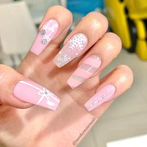 With the festive season fast approaching, it's time to look at some of the prettiest pink and white Christmas nails! Pink Christmas Nails | Acrylic Christmas Nails | Pink Christmas Nails Designs | Short Christmas Nails Designs | Coffin Christmas Nails Designs | Christmas Nails with Snowflakes | White and Pink Christmas Nails | Light Pink Christmas Nails Pink And Silver Christmas Nails, Holiday Nails Pink And White, Light Pink Xmas Nails, Bright Pink Christmas Nails, Light Pink Winter Nails, Pink Winter Nails Acrylic, Pink Christmas Acrylic Nails, Pink Winter Nails Snowflakes, Girly Christmas Nails