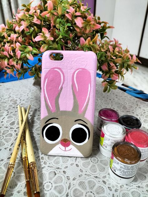 Bunny design on phone cover Medium - Acrylic colours Phone Painting Art, Phone Cover Painting Ideas Cute, Mobile Phone Cover Painting, Acrylic Painting On Mobile Cover, Cute Diy Phone Cases Paint, Aesthetic Phone Covers Diy Paint, Mobail Cover Paint, Mobile Cover Drawing Ideas, Customized Phone Cover Ideas Aesthetic