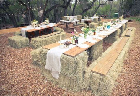 Western and rustic weddings get taken to a new level with the addition of hay bales. Forget renting chairs for your wedding, just call your favorite farmer and ask them to loan you some hay for your big day! I am loving the creative ways hay has been used to form couches, tables, and chairs.  … Hay Bale Ideas, Deco Champetre, Boda Diy, Barn Parties, Rustic Wedding Table, Country Diy, Outdoor Dinner, Hay Bales, Salou