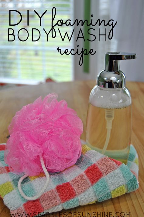 Use this DIY foaming body wash recipe to make your own natural skincare wash and save money, too! Bath And Body Works Diy, Diy Castile Soap, Body Wash Recipe, Diy Body Wash, Homemade Body Wash, Diy Haircare, Foaming Body Wash, Natural Beauty Treatments, Body Scrub Recipe