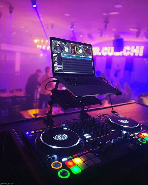 Dj Profile Photo, Dj Content Ideas, Club Design Interior, Dj Decks, Dj Sound, Dj Images Hd, Festival Photography, Dj Photos, Nightclub Design