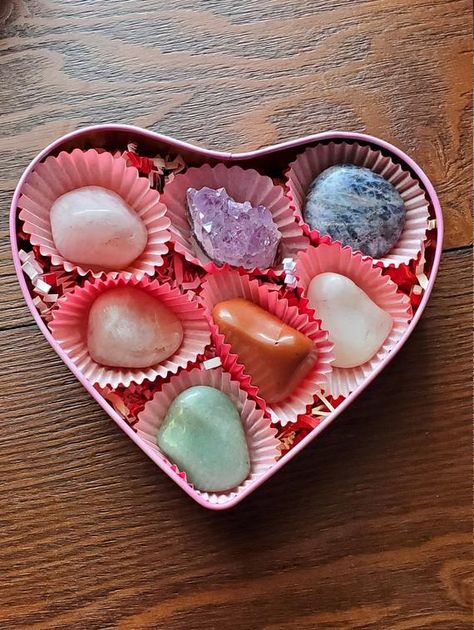 Crystal Chocolate Box Heart, Crystal Box Ideas, Womens Day Gifts Ideas, Aesthetic Gifts Ideas, Crystal Gift Ideas, Valentines Day Gifts Ideas, Rock Box, Crystal Vibes, Valentine Day Boxes