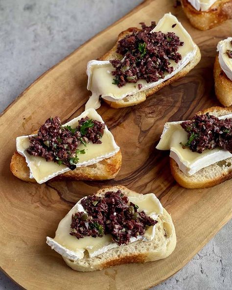 Olive Bruschetta Recipe Appetizers, Olive Tapenade Bruschetta, How To Use Olive Tapenade, Olive Tapenade Crostini, Bread Dipping Sauce Olive Oils, Olive Tapenade Appetizers, Olive Bruschetta Recipe, Tapenade Recipe Appetizers, Tapenade Recipe Olive