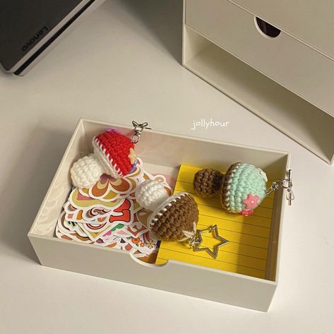 jollyhour (@jollyhour.official) • Instagram photos and videos Keychain Ideas Aesthetic, Cute Keychain Ideas, Diy Keychain Ideas, K Plus, Aesthetic Keychain, Crochet Workshop, Tassels Diy, Diy Keychains, Amigurumi Keychain