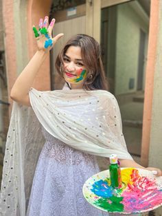 Holi Outfit Ideas Indian Women, Holi Photoshoot Ideas In Saree, Aesthetic Holi Outfits, Holi Aesthetic Outfits, Holi Video Ideas, Holi Photoshoot Ideas For Women, Holi Pic Ideas, Holi Instagram Story Ideas, Holi Festival Outfit Indian