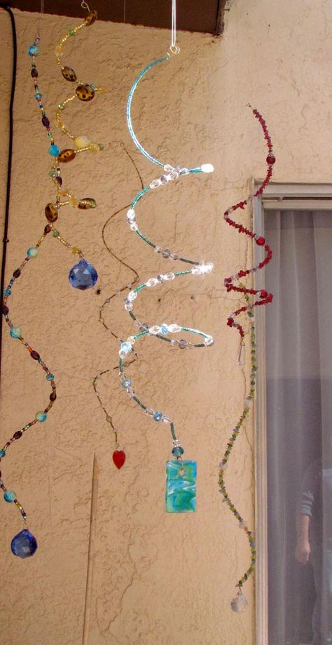 Crystal Suncatchers Diy Craft Ideas, Wire Suncatcher Diy, Make And Sell Ideas, Spiral Suncatcher, Craft Ideas Simple, Bead Suncatchers, Beaded Suncatchers, Wire Suncatcher, Suncatchers Diy