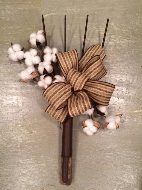 Repurposed pitchfork cotton doorhanger - wreath Upcycled Pitchfork, Pitch Fork Repurposed, Pitchfork Decor Ideas, Metal Rake Head Ideas, Pitch Fork Decor Rustic, Pitchfork Repurposed, Pitchfork Decor, Old Rake Head Ideas, Rake Wreath