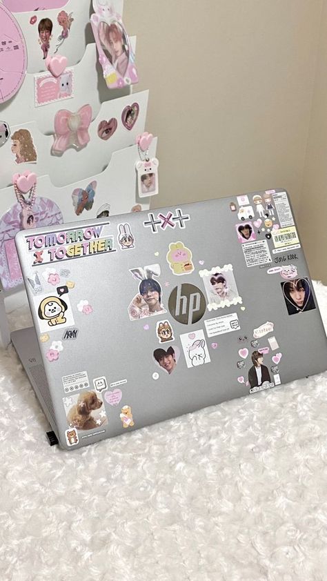 Laptop Decoration Aesthetic, Laptop Cover Ideas, Decorated Laptop, Computer Layout, Laptop Case Aesthetic, Kpop Laptop, Chromebook Case, Pc Decoration, Sticker Deco