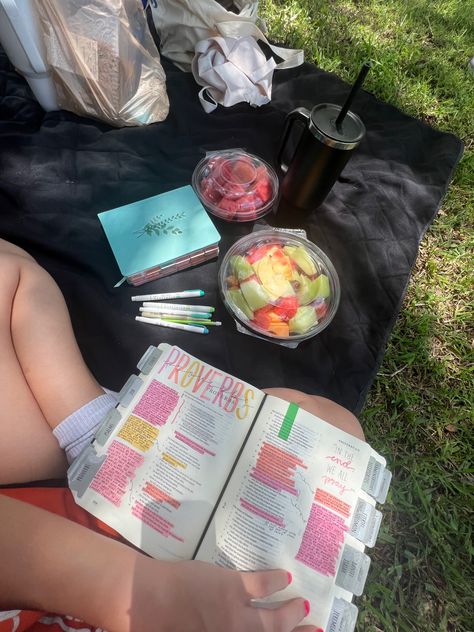 bible study, bible journal, reading bible, christian friends, picnic, God Bible Study With Friends Pictures, Bible Study Picnic, Bible Study Date Aesthetic, Bible Study Picnic Aesthetic, Bible Study Aesthetic With Friends, Couples Bible Study, Christian Vision Board, Worship Jesus, Cute Bibles