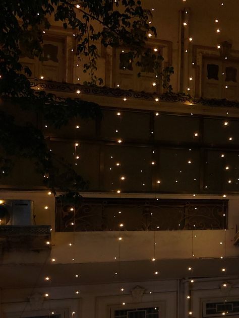 fairy lights have my heart Dimmed Lights Aesthetic, Fairy Lights Aesthetic Wallpaper, Twinkle Lights Aesthetic, Fairy Lights In Room, Fairy Lights In Bedroom, Aesthetic Nightlight, Fairy Light Aesthetic, Fairy Lights Aesthetic Room, Christmas Lights On Ceiling