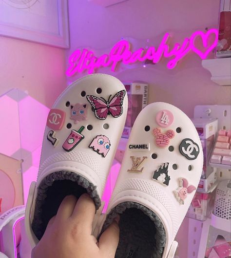 Croc Jibbitz Ideas White Crocs, White Crocs Pink Charms, Light Pink Crocs With Jibbitz, Pink Crocs With Charms, Crocs Meme, Croc Jibbitz Ideas, Nice Slippers, Jibbitz Ideas, Crocs With Jibbitz