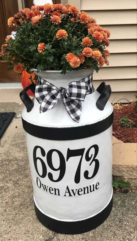 Painted Milk Cans Ideas Farmhouse, Painting A Milk Can, Outdoor Corner Decor Ideas, Farmhouse Milk Jug Decor, Tin Milk Jug Decor, Repurpose Milk Can, Milk Barrel Ideas, Milk Tin Can Decor, Milk Can Projects