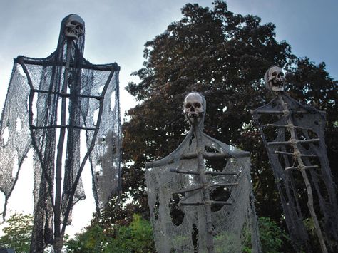 Haunted Trail Ideas, Halloween Garden Decorations, Haunted Woods, Scary Halloween Decorations Outdoor, Scary Halloween Decorations Diy, Halloween Board, Halloween Diy Outdoor, Halloween Monsters, Halloween Scarecrow