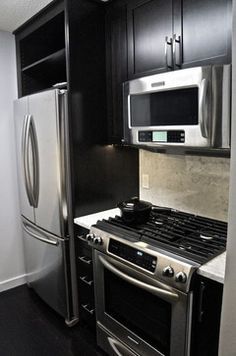 Fridge Next To Stove, Historical Kitchen, Vintage Range, Kitchen Beautiful, Stainless Steel Stove, Grey Kitchen Designs, Kitchen Remodel Cost, Fabulous Kitchens, Kitchen Stove