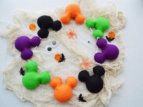 Disney Garland, Disney Halloween Crafts, Orange Entryway, Mickey Garland, Halloween Garlands, Mickey Mouse Banner, Disney Halloween Decorations, Felt Ornaments Diy, Mickey Mouse First Birthday