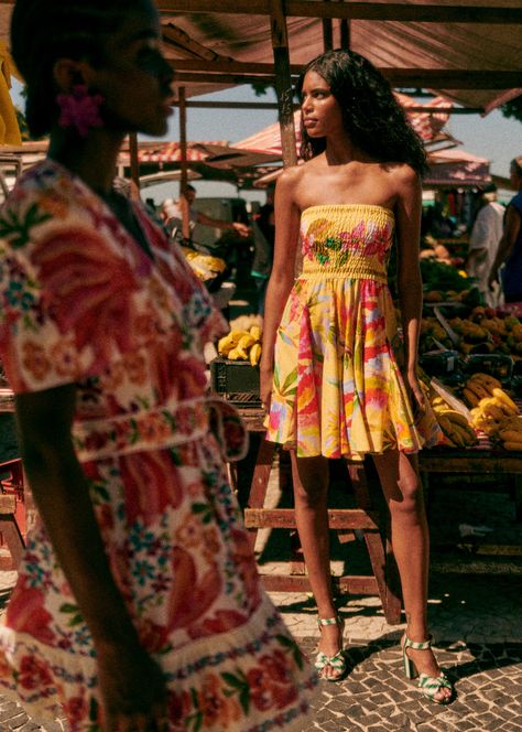 Sézane yellow short strapless pleated dress with bold tropical floral print. Summer Dress Photoshoot, Sezane Clothing, Island Closet, Brazil Fashion, Summer Forest, Strapless Dresses Short, Tropical Outfit, Farm Clothes, Frock Fashion