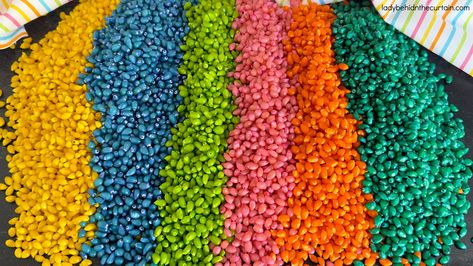 How to Dye Popcorn Kernels How To Color Popcorn Kernels, How To Dye Popcorn Kernels, Colored Popcorn Kernels, Diy Colored Popcorn, Dyed Popcorn, Popcorn Crafts, Colored Corn, Rainbow Popcorn, Popcorn Seeds