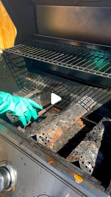 Not the Worst Cleaner - Brogan on Instagram: "There’s something about the sound of a cold bbq daddy hitting a hot grill 😏✨ #bbqcleaning #cleaning #bbqseason #asmrcleaning" Bbq Cleaning Hacks, Grill Cleaning Hacks, Cleaning A Grill, Cleaning Barbecue Grill, Grill Tips, Cleaning Bbq Grill, How To Clean Bbq, Grill Cleaning, Clean My House