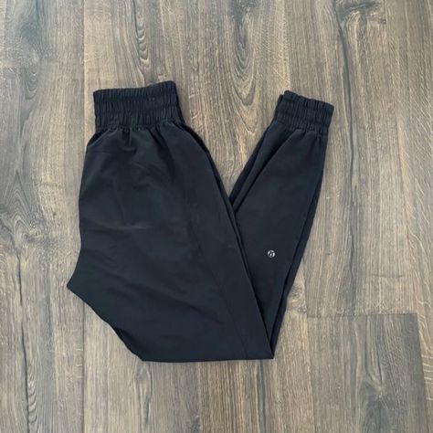 Lulu Joggers Outfit, Lululemon Joggers Outfit, Lulu Sweatpants, Lululemon Jogger Outfit, Lulu Lemon Outfits, Lulu Clothes, Lululemon Wishlist, Lulu Lemon Joggers, Lulu Lemon Pants