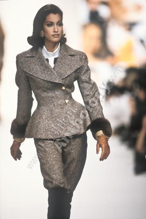 ARCHIVE,FASHION SHOW,FEMME,PRET A PORTER,READY TO WEAR,WOMEN Yasmeen Ghauri, Valentino Runway, 90s Runway Fashion, Runway Fashion Couture, Original Supermodels, Slacks For Women, Valentino Couture, Classy Work Outfits, Mode Vintage