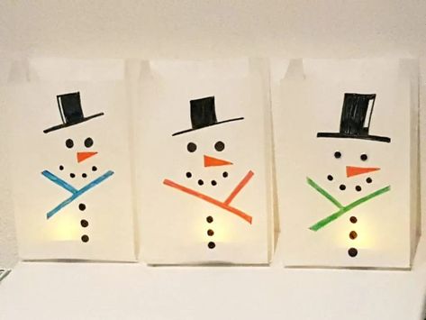 Kids will enjoy making these super cute flame-free snowman luminaries and seeing them lite during the holiday season. Snowman Crafts Preschool, Toddler Stocking Stuffers, Fun Winter Crafts, Snowman Crafts Diy, Holiday Diy Projects, Flameless Tea Lights, Diy Snowman, Holiday Crafts For Kids, Snowman Painting