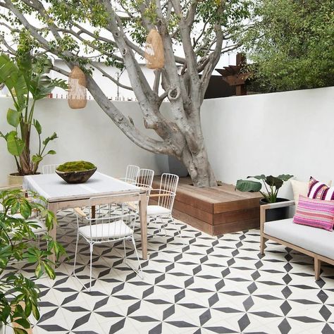 Santa Monica Eclectic - Eclectic - Patio - Los Angeles - by Meridith Baer Home | Houzz Cheap Patio Pavers, Sunken Patio, Outdoor Porcelain Tile, Cheap Patio, Wood Pergola, Casas Coloniales, Beautiful Outdoor Spaces, Patio Decorating Ideas On A Budget, Brick Patios