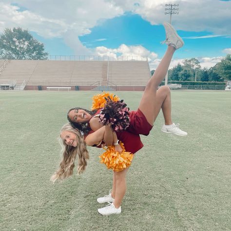 Cheerleading Pictures Poses Best Friends, Cute Cheer Pictures Poses, Cheer Poses With Friends, Cheer Photoshoot Poses, Cheer Photo Poses, Cheer Photoshoot, Dance Team Pictures, Cheerleading Senior Pictures, Cheerleading Picture Poses