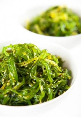 The secret of seaweed, plus easy ways to use them in your everyday dishes Wakame Salad, Vegan Egg Replacement, Quick Salads, Sweet Chilli Sauce, Everyday Dishes, Vegan Eggs, Fitness Community, Summer Food, Chinese Cooking