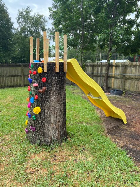 Natural Playground Diy Simple, Diy Play Equipment Outdoor, Forest Playground Diy, Diy Backyard Slide, Playset Landscaping Ideas, Back Yard Kid Friendly Ideas Diy, Playscape Backyard For Kids, Tree Stump Playground, Dirt Play Area