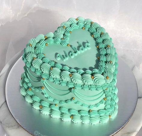 Teal Vintage Cake, 13 Birthday Cake Ideas, 21 Birthday Cake Ideas, Teal Birthday Cake, Teal Cakes, Cake With Piping, Retro Birthday Cake, Aqua Cake, Turquoise Cake