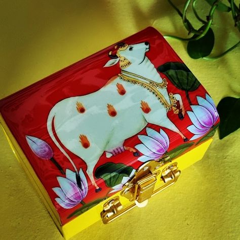 Trunk Painting Ideas Diy, Bajot Designs, Metal Trunk Makeover, Wooden Tray Painting Ideas, Kamadhenu Cow, Trunk Makeover, Metal Trunk, Marriage Box, Pichwai Art