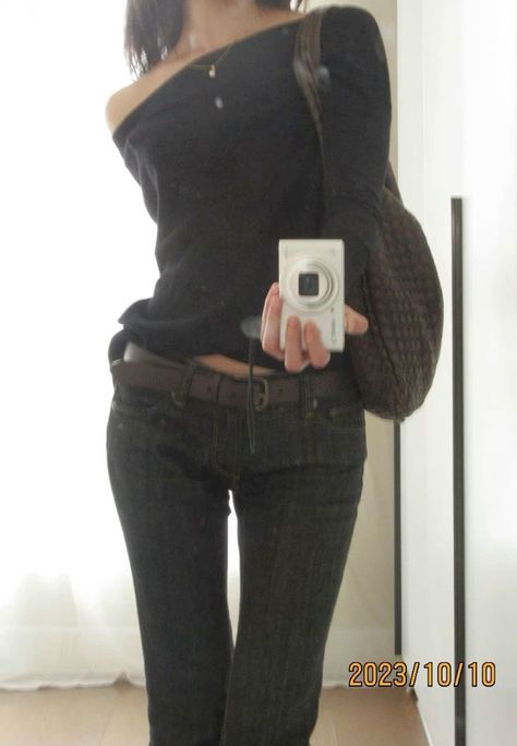 Black Jeans Outfit Flare, Black Low Rise Jeans Outfit Winter, Miss Sixty Outfit, Bootcut Fall Outfit, Flare Jeans Low Rise Outfit, Low Rise Jeans Outfit Autumn, Black Low Rise Flare Jeans Outfit, Dark Black Jeans Outfit, Autumn Outfits Flare Jeans