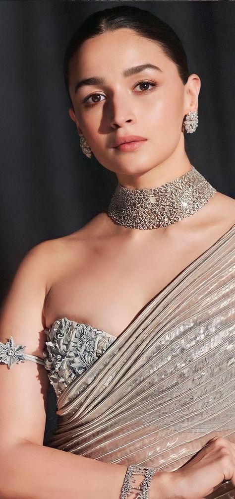 Alia Bhatt Photoshoot, Subtle Makeup, Bridal Poses, Model Outfits, Girl Celebrities, Short Hair Styles Easy, Alia Bhatt, Celebrity Look, Makeup Looks