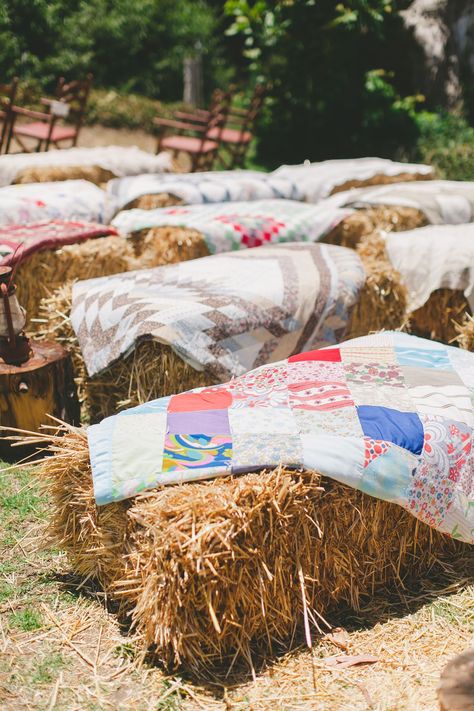 Cheap Country Wedding, Country Wedding Groomsmen, Country Wedding Bridesmaids, Fall Country Wedding, Wedding Ceremony Seating, Rustic Outdoor Wedding, Country Wedding Decorations, Ceremony Seating, Hay Bales