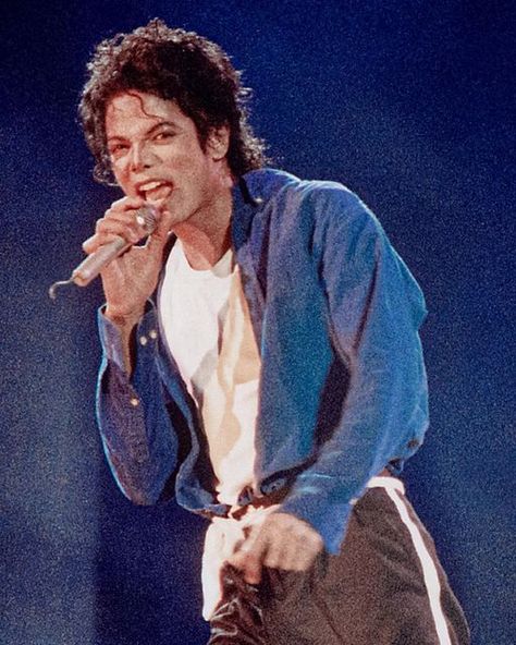 Michael Jackson Performing, Bad Michael, Michael Jackson Bad Tour, Michael Jackson Live, Mj Bad, Michael Jackson Funny, Hee Man, Photos Of Michael Jackson, Michael Jackson Art