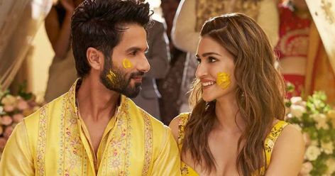 Shahid Kapoor & Kriti Sanon's Film Jumps On Valentine's Day! Check more at https://maholicious.com/shahid-kapoor-kriti-sanons-film-jumps-on-valentines-day/ Shahid Kapoor Kriti Sanon, Kriti Sanon In Teri Baaton Mein Aisa Uljha Jiya, Teri Baaton Mein Aisa Uljha, Catchy Songs, Fav Movie, Romantic Films, Hanuman Ji, Bollywood Couples, Shahid Kapoor