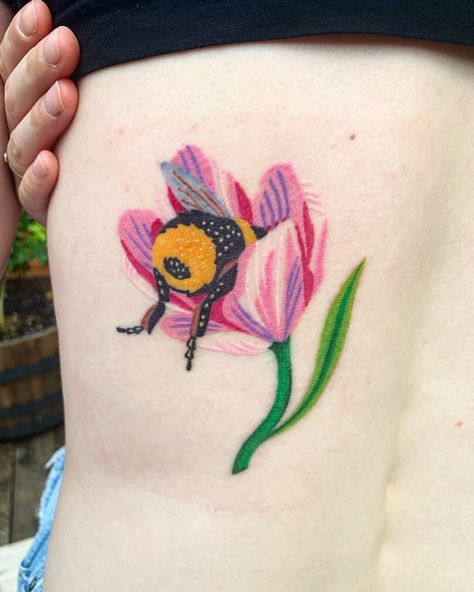 🐞🐛🐝LB🌷🦋🐸 on Instagram: “Bumble butt healed 1mo. on my BFF Spencey 🌷🐝💘 @spenceputt . . . . #bumblebee #beetattoo #bumblebeetattoo #flowertattoo #colortattoo…” Pnw Tattoo, Portland Tattoo, Bumble Bee Tattoo, Bee Artwork, Henna Body Art, Cute Little Tattoos, Bee Tattoo, My Bff, Little Tattoos