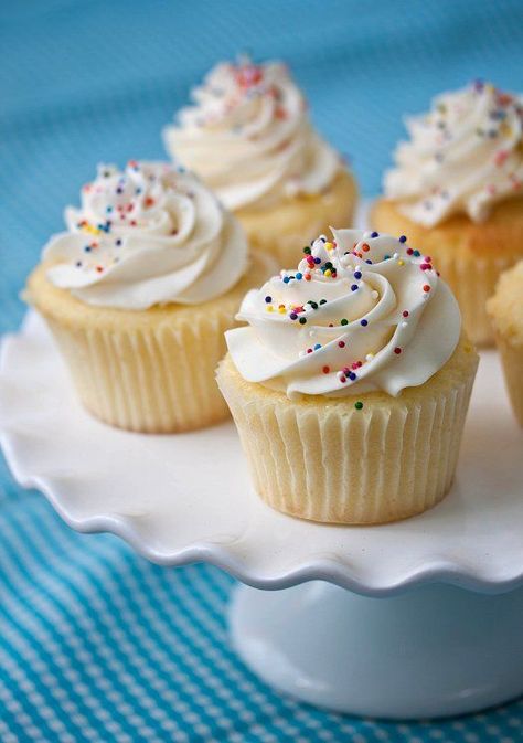 Perfect Vanilla Cake, Moist Vanilla Cupcakes, Vanilla Cupcake Recipe, Vanilla Cupcakes, Yummy Cupcakes, Party Desserts, Savoury Cake, Food Cakes, Sweets Treats