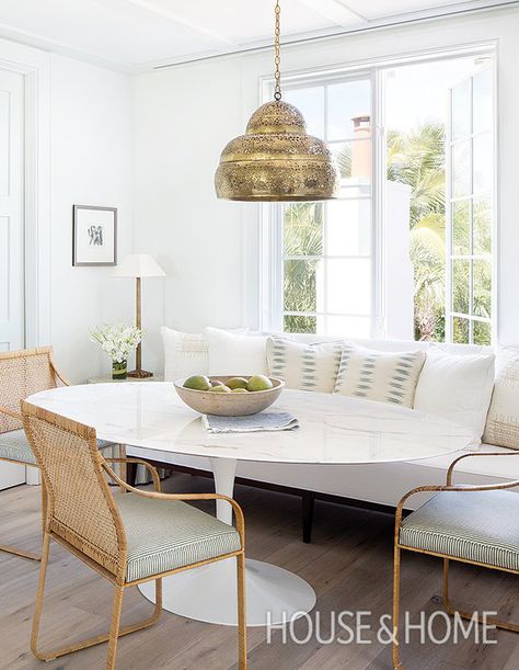 In this breakfast nook, a vintage brass beehive chandelier provides a hit of warmth even during the day. | Photographer: Jessica Glynn | Designer: Ashley Waddell and Courtney Whatley Modern Breakfast Nook, Banquette Dining, Saarinen Table, Dining Banquette, Kitchen Banquette, Cozy Breakfast Nook, Bright Kitchens, Banquette Seating, Versace Home