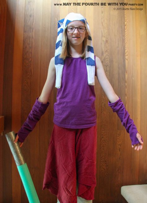 DIY Ahsoka Costume. Check out all our other Star Wars costumes on our blog! #ahsoka #starwars #starwarsparty #maythefourthbewithyou #starwarsbirthday #starwarscostume #halloweencostume #cosplay maythefourthbewithyoupartyblog.com Lekku Diy, Ahsoka Costume, Ahsoka Tano Costume, Star Wars Costumes Diy, Costume Box, Clone Wars Ahsoka, Star Wars Food, Box Costumes, Costume Making