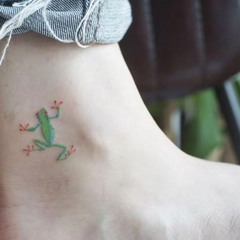 Tiny Frog Tattoo, Tree Frog Tattoos, Vogel Tattoo, Frog Tattoo, Funky Tattoos, Frog Tattoos, Cute Little Tattoos, Tatuaje A Color, Funny Tattoos