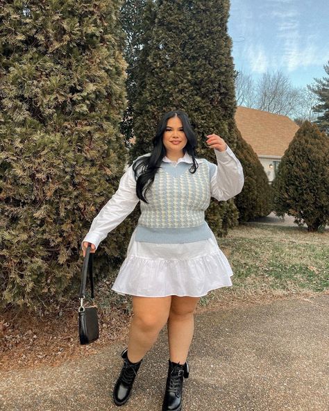 Knitted Skirt Outfit, Plussize Aesthetic, Aesthetic Plus Size Outfits, Knit Skirt Outfit, Tennis Skirt Outfits, If The Shoe Fits, Tennis Skirt Outfit, Fall Streetwear, Lug Sole Boots