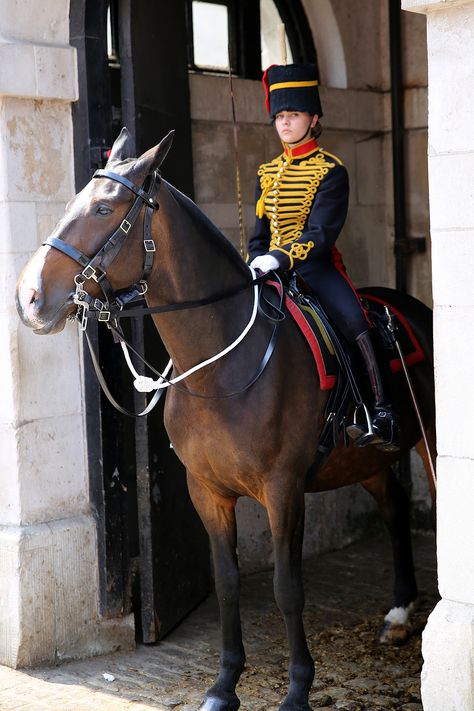 Whitehall London, Women's Military Uniform, Horses Tack, Military Woman, British Guard, Royal Horse Guards, Royal Guards, Royal Horse, Queens Guard