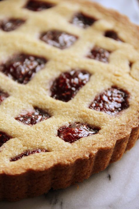 Raspberry linzer torte - The Pastiche Lemon Raspberry Tart Recipe, Rasberry Tart Recipes, Rasberry Tarte, Linzer Torte Cookies, Linzer Torte Recipe, Linzer Tart Cookies, Linzer Tart, Bienenstich Recipe, Coffee Cake Recipes Easy