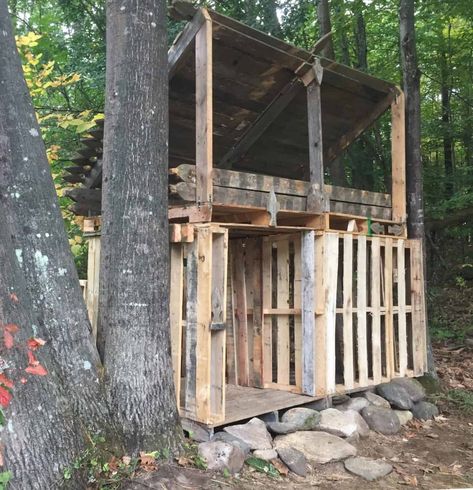 Pallet House For Kids, Pallet Clubhouse For Kids, Pallet Forts For Kids Diy, Fort Ideas Outdoor, Kids Forts Outside, Outdoor Forts For Kids, Homemade Playhouse, Pallet Clubhouse, Pallet Playhouse Diy Easy