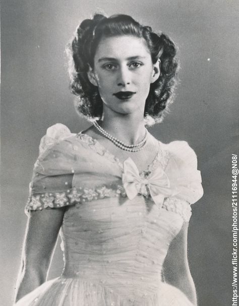 Princess Margaret Young, Princesa Margaret, Official Portrait, George Duke, 1960s Hair, Margaret Rose, Princess Alexandra, History Fashion, Isabel Ii