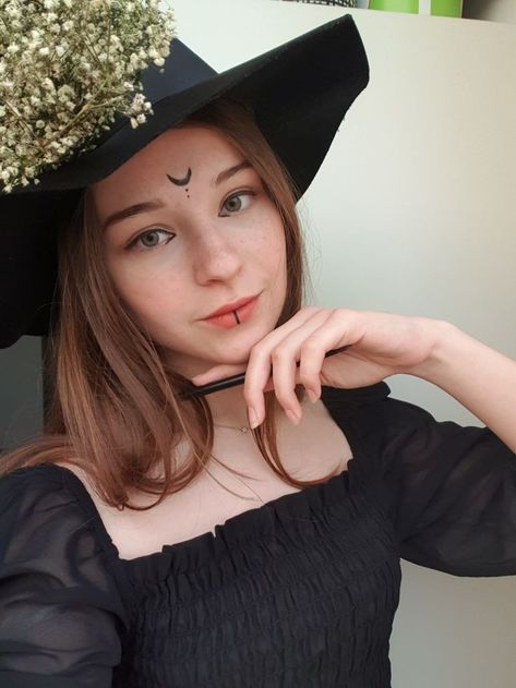 Makeup Witch Halloween Easy, Basic Witch Makeup, Witch Makeup Halloween Easy, Simple Halloween Witch Makeup Ideas Easy, Witch Makeup Easy, Good Witch Makeup, Witch Halloween Costume Aesthetic, Disfraz Simple, Easy Witch Makeup