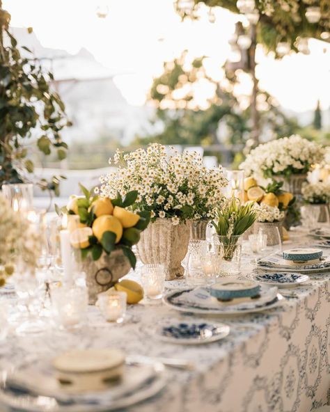 Italian Dinner Table, France Vibes, Party Pooper, Themed Wedding Decorations, Bridal Shower Inspo, Mediterranean Wedding, Tafel Decor, Dinner Party Themes, Daisy Wedding